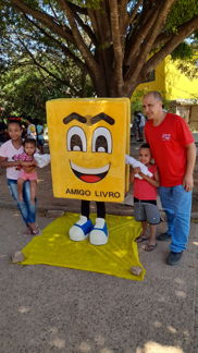 Amigo livro junto de crianças e o Itamar do Projeto. Amigo livro junto de crianças e o Itamar do Projeto.